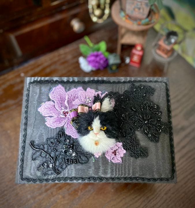 羊毛フェルト　オシャレ猫のカルトナージュbox 白黒ハチワレ