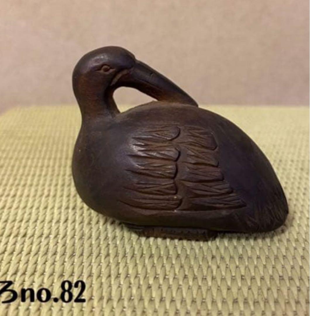 木製鳥の置物　根付け　鶴の巣篭もり アンティーク　5.5センチ