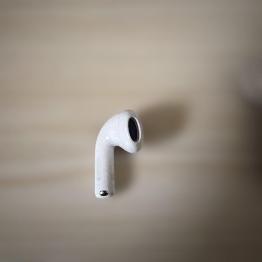 AirPods4 本体 ホワイト 充電ケース付き　右　ノイズキャンセリング付き