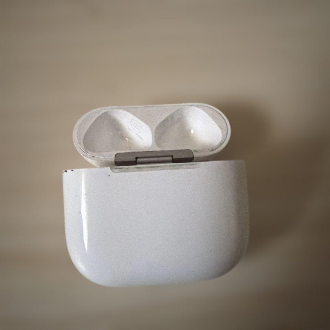 AirPods4 本体 ホワイト 充電ケース付き　右　ノイズキャンセリング付き