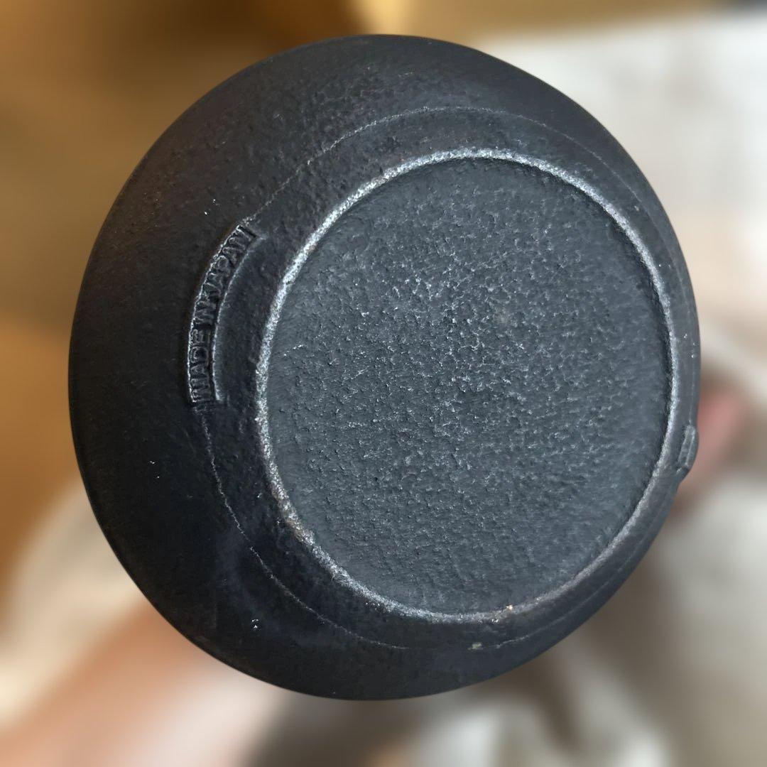 黒い鋳鉄製の鉄瓶 縦縞模様　南部鉄器　岩鋳
